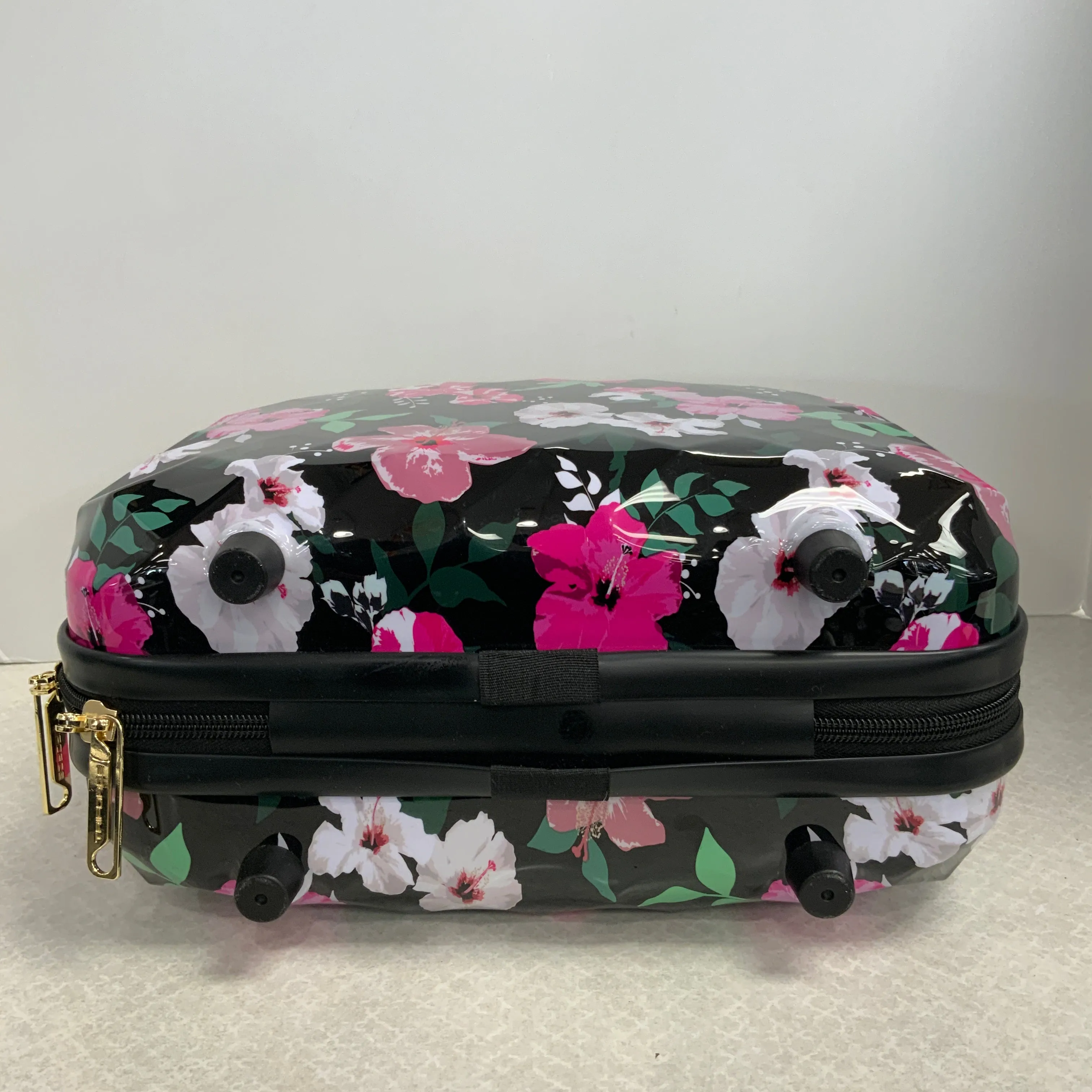 Makeup Bag By Triforce , Size: Medium