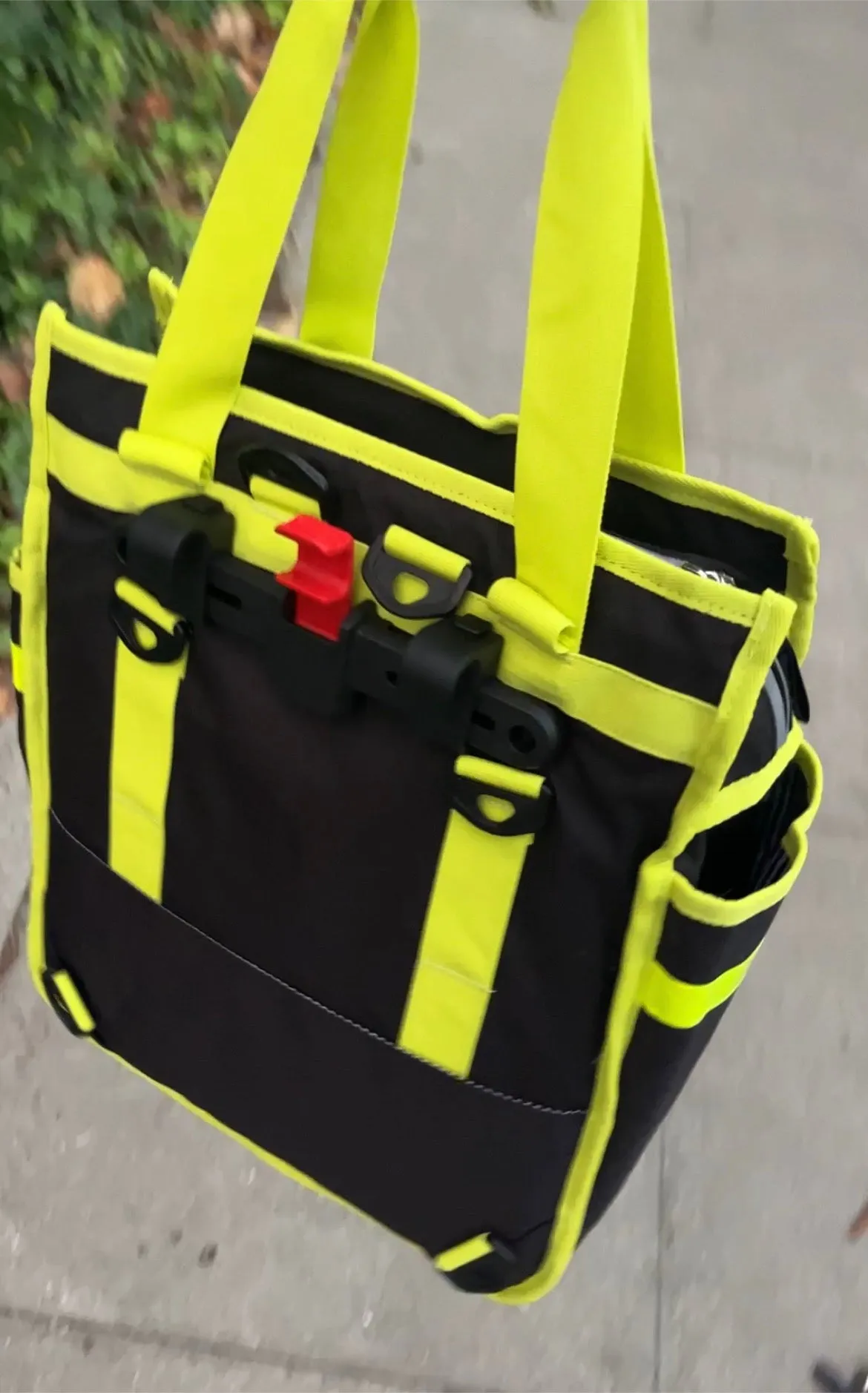 Neon market shopper pannier Klikfix hardware