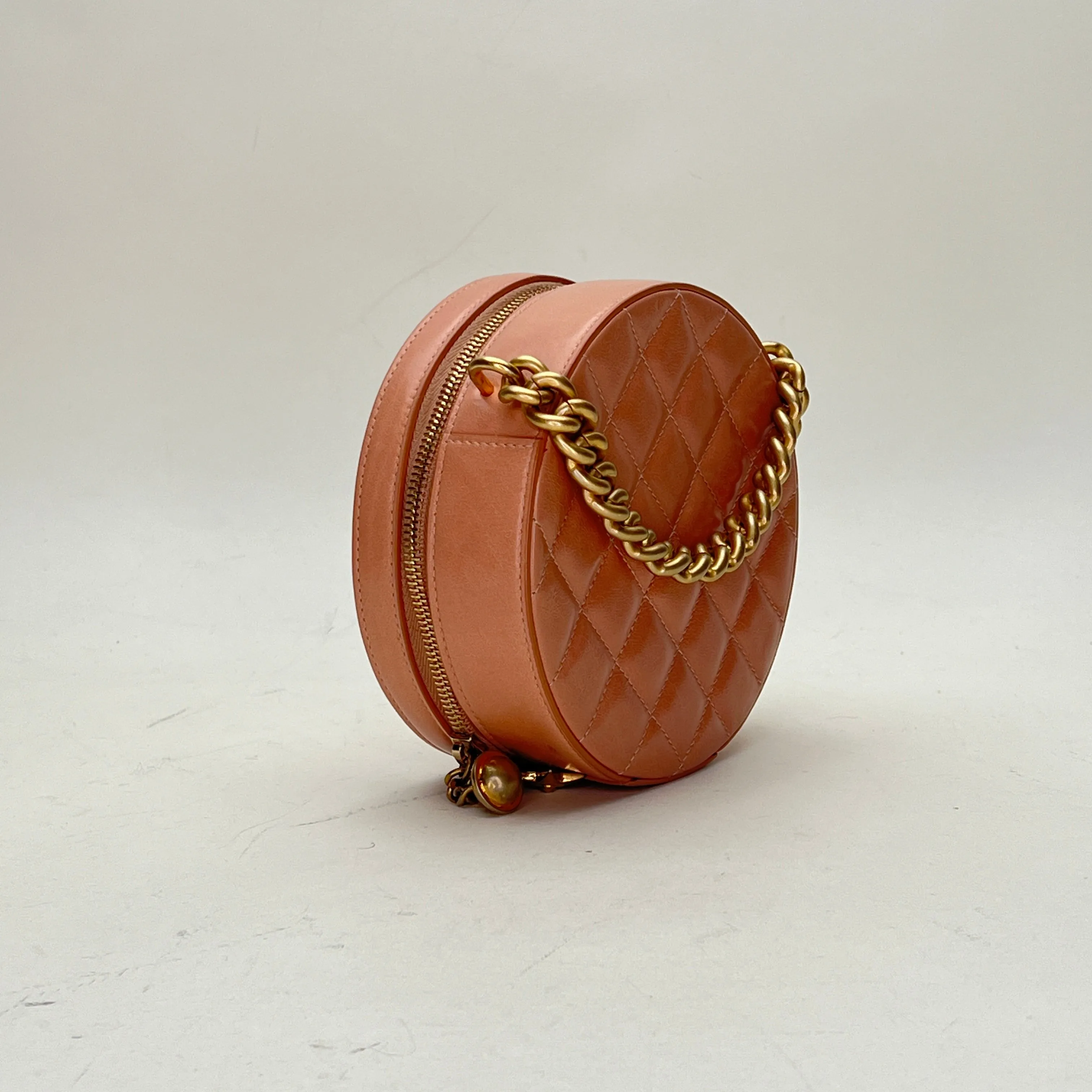 Round CC Pink Crossbody Bag in Calfskin, Gold hardware