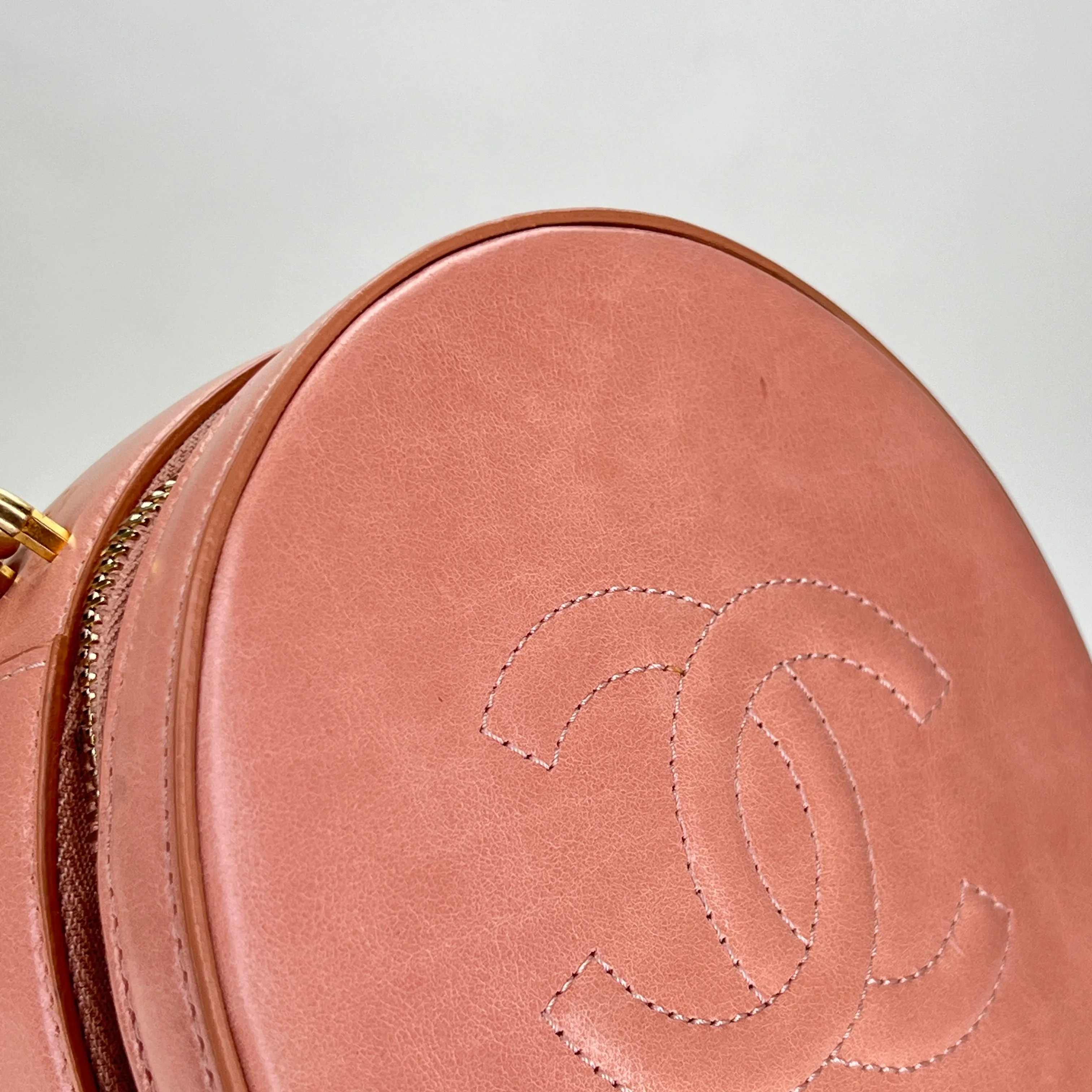 Round CC Pink Crossbody Bag in Calfskin, Gold hardware